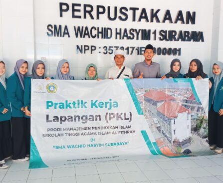 Mahasiswi STAI Al Fithrah PKL di SMA Wachid Hasyim 1 Surabaya