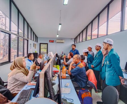 berkunjung ke kantor redaksi Surat Kabar Harian (SKH) Memorandum