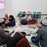 UKM ISKA Gelar Pelatihan Melukis Scrapbook