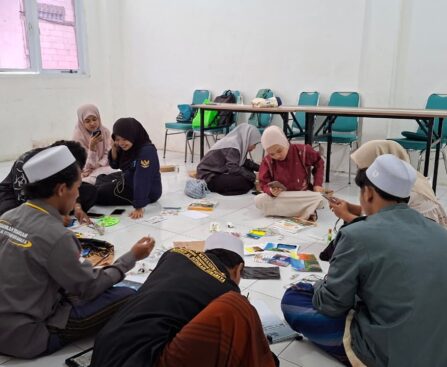 UKM ISKA Gelar Pelatihan Melukis Scrapbook