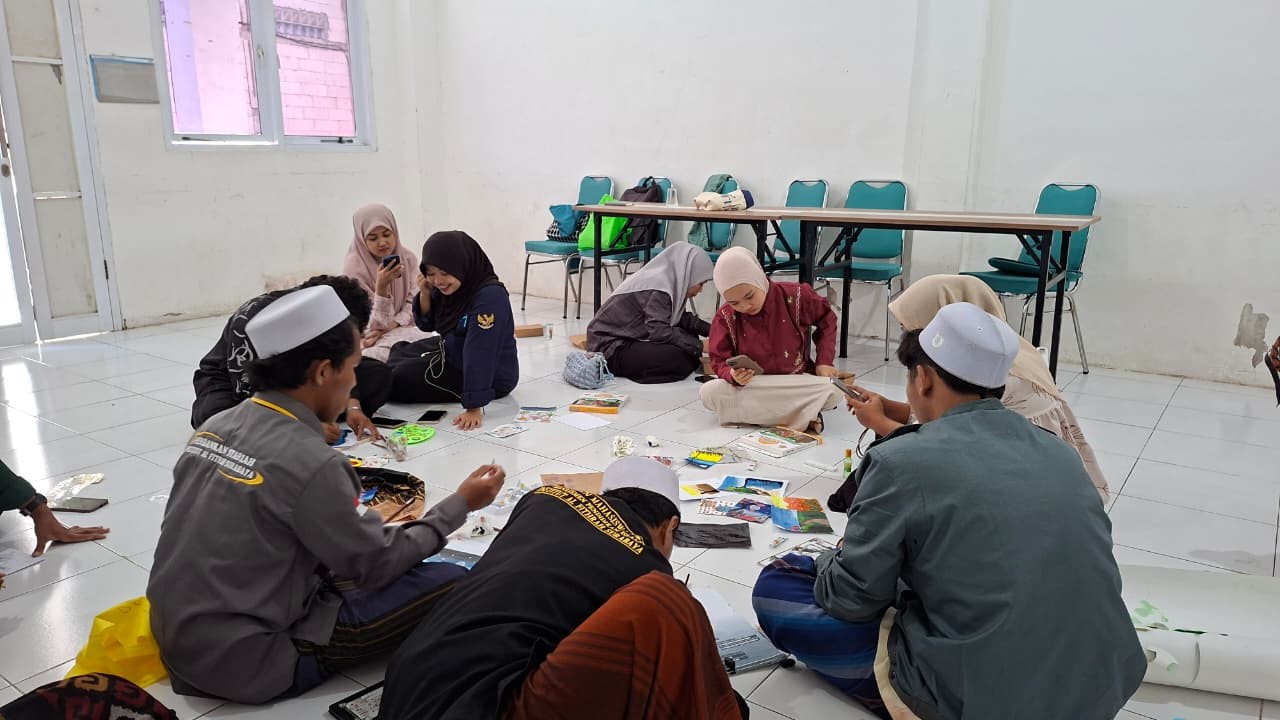 UKM ISKA Gelar Pelatihan Melukis Scrapbook