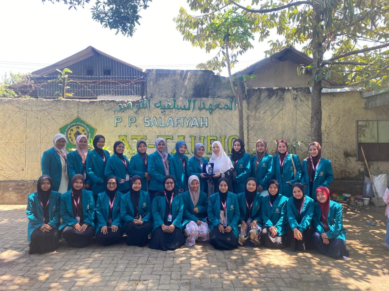mahasiswi KKN